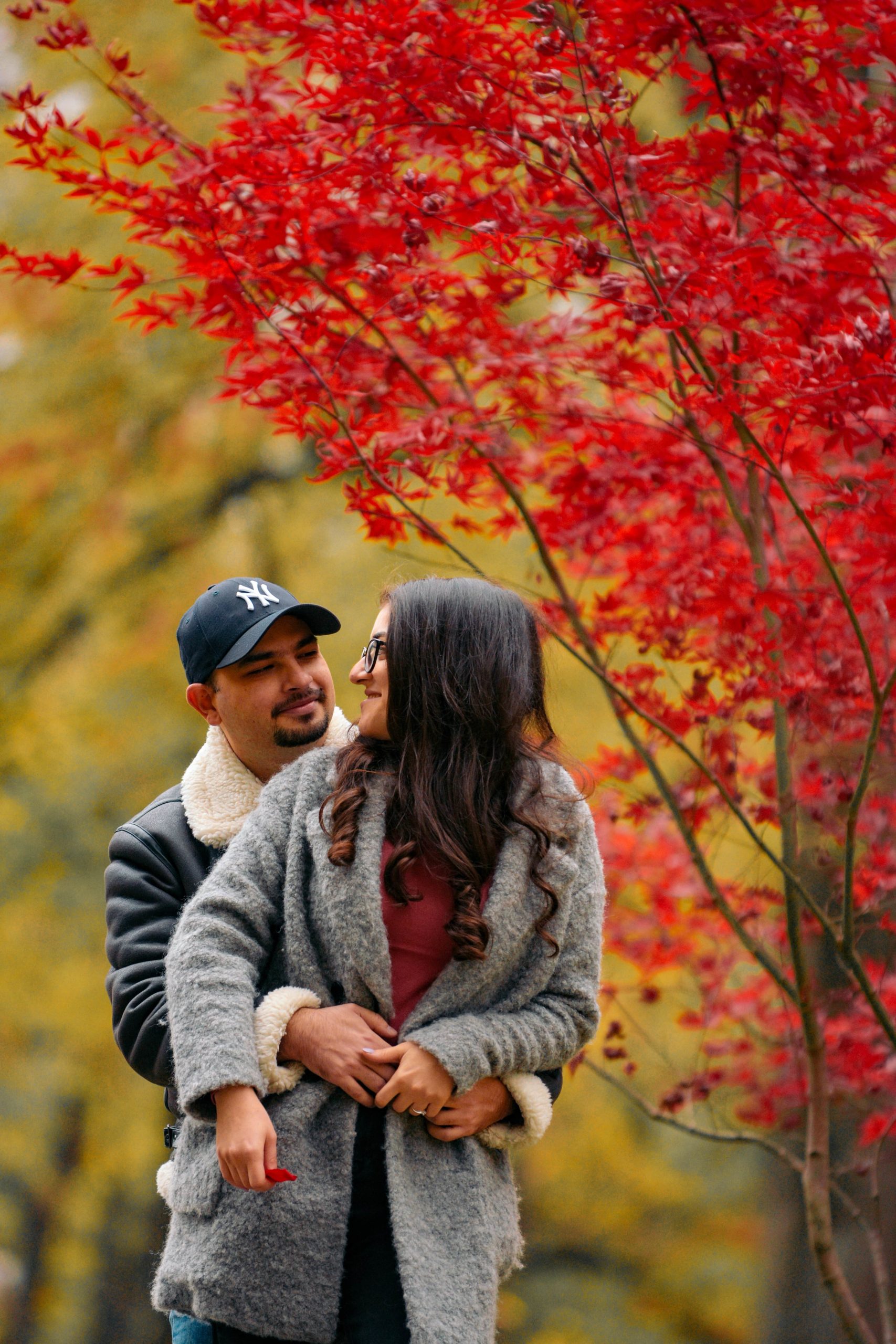 cuplu romantic langa copac rosu