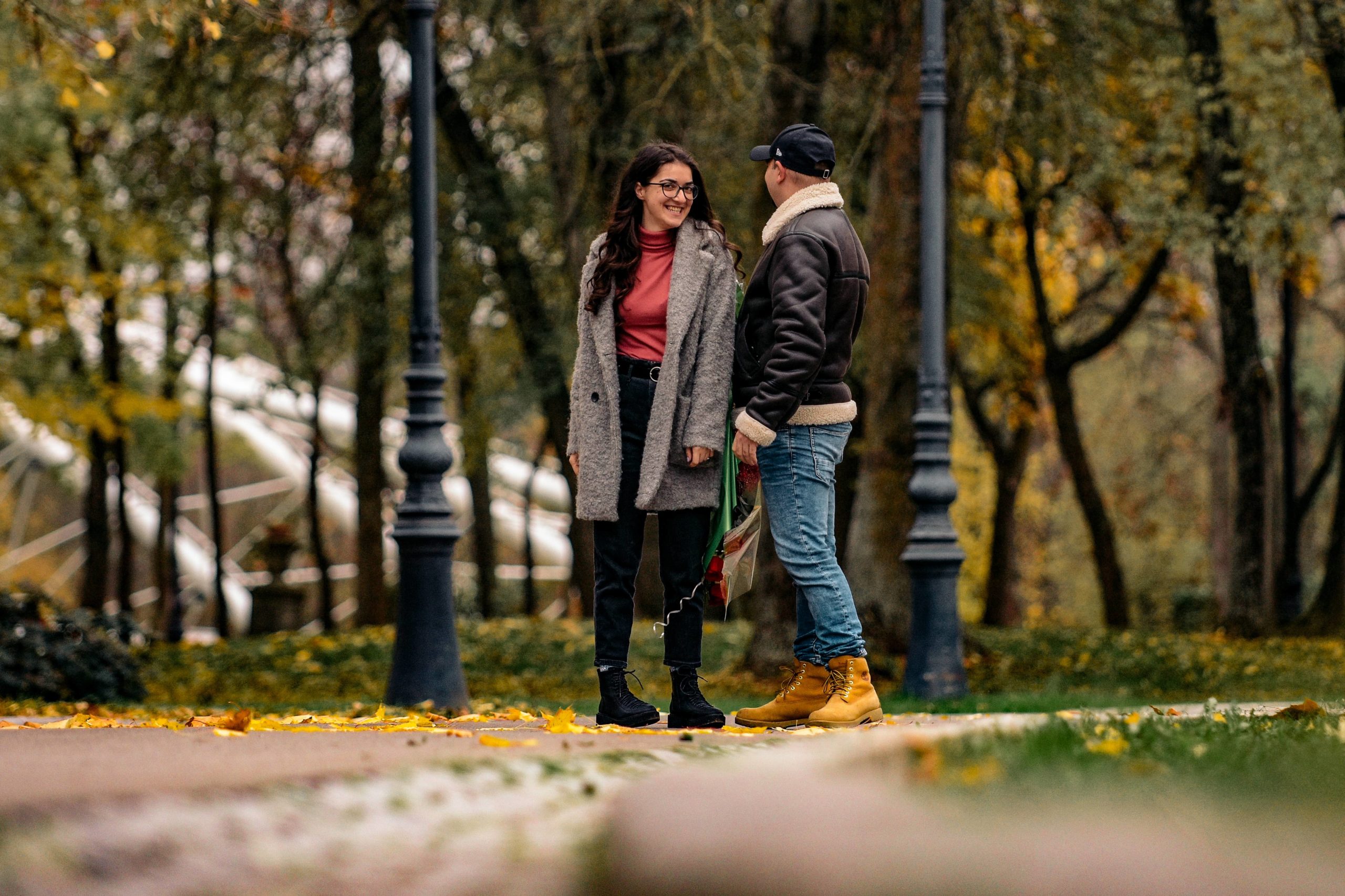 fata zambind langa iubitul ei in parc